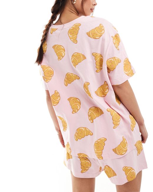 Set pigiama oversize con stampa di croissant con pantaloncini e t-shirt di ASOS in Pink