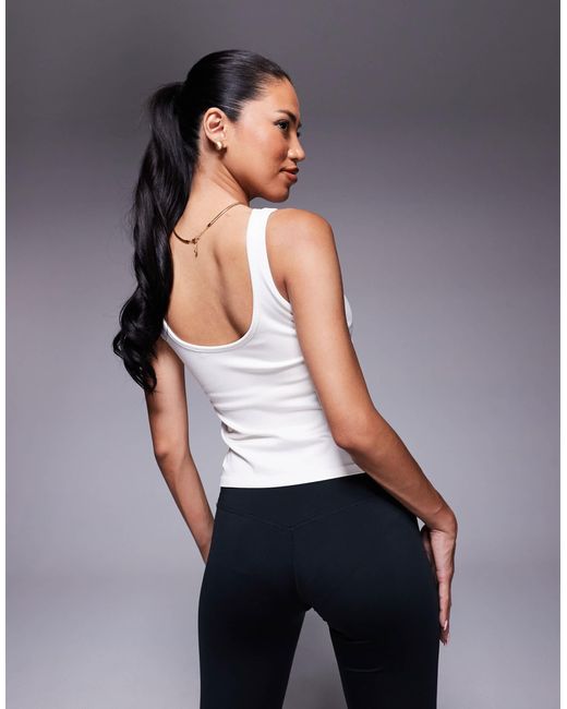 4505 White Smooth Seamless V Neck Vest With Inner Bra