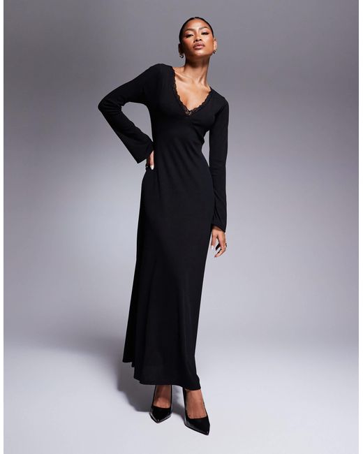 Robe longue côtelée et évasée en tissu doux à col en v ASOS en coloris Black