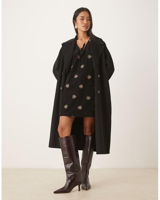 Vestido Corto Negro Estilo Pichi Con Bordados Y Detalle De Lazada De Pana De Nobody's Child de color Black