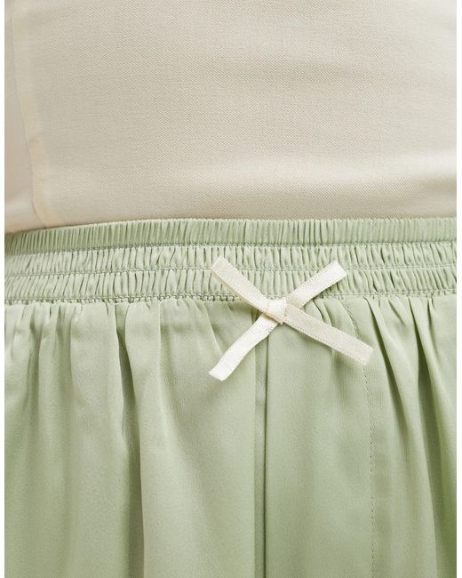 Reclaimed (vintage) Green – satin-shorts mit spitzensaum