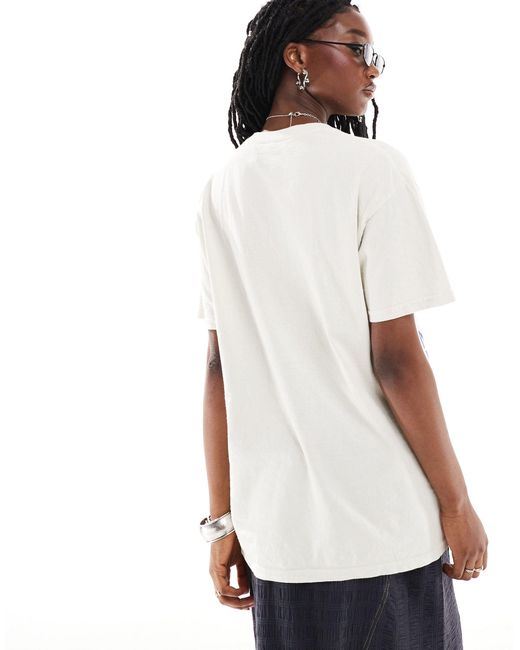 T-shirt unisex bianca con grafica stile college effetto spray di Reclaimed (vintage) in White