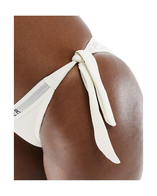 Slip bikini bianchi con laccetti laterali e logo tono su tono di Tommy Hilfiger in White