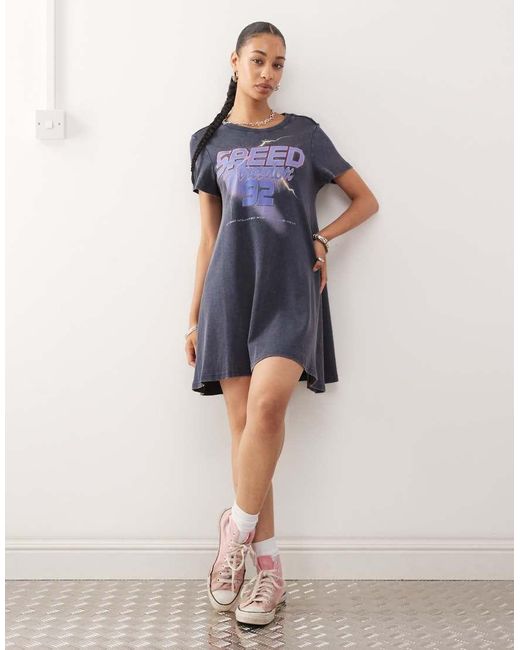 Vestido Corto Estilo Camiseta De Manga Corta Con Estampado "Speed" Y Detalle De Cinta Baja De Monki de color Blue