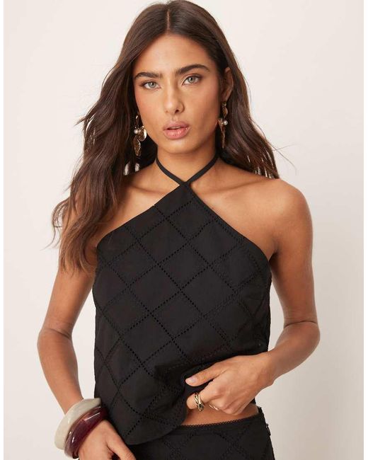 Top Corto Con Cuello Halter Y Patrón Calado Geométrico De (Parte De Un Conjunto) ASOS de color Black