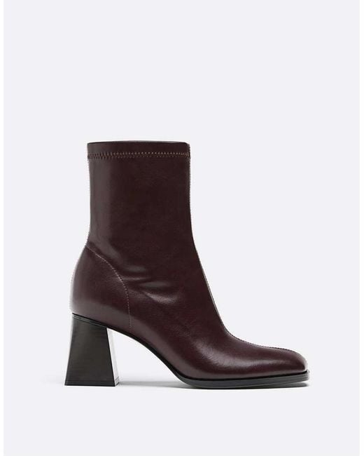 Stivali Bordeaux Con Tacco Medio Elasticizzati Sulla Gamba di Stradivarius in Brown