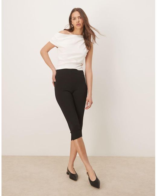 T-Shirt Baby Arricciata Color Latte Di Cocco Con Spalla Scoperta di ASOS in White