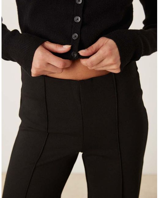 Pantaloni A Zampa Neri Con Pieghe Sul Davanti di Mango in White