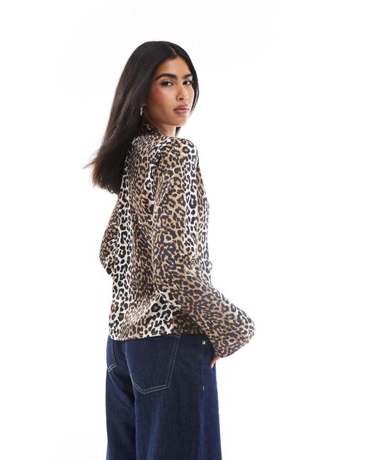 Blouse nouée à l'avant à imprimé léopard ONLY en coloris Blue