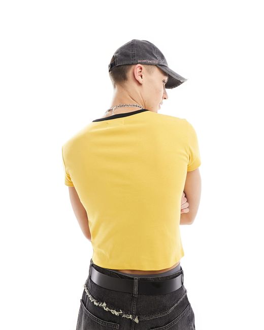 T-shirt corta gialla con maniche ad aletta e stampa a tema calcio di Collusion in Yellow da Uomo