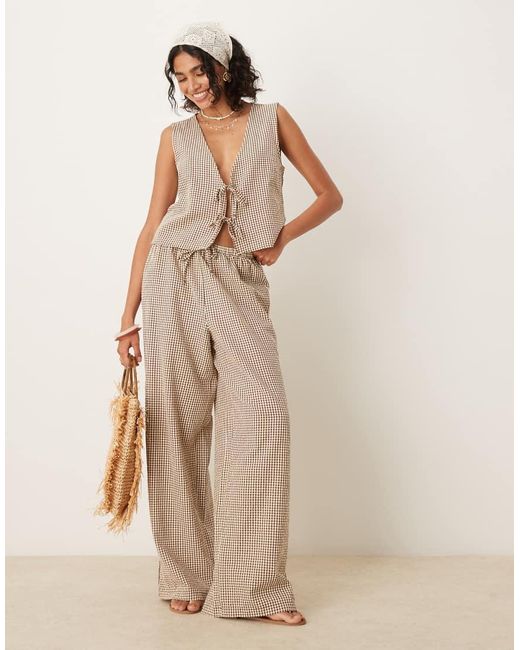 ASOS Mouwloze Top Met Gestrikte Voorkant in het Natural