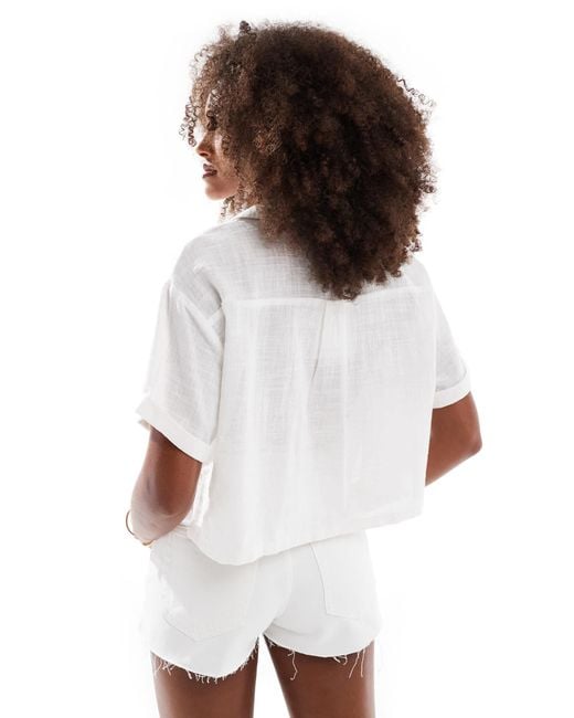 Bershka White – kurzärmliges hemd aus em leinenimitat mit kastigem schnitt