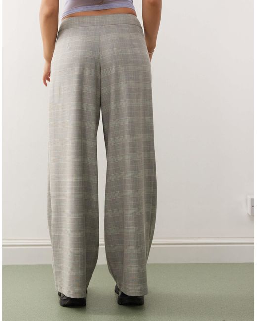 Pantalon habillé ample à taille basse et à carreaux Collusion en coloris Gray
