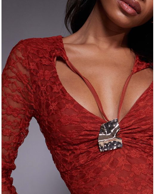 Robe longue en dentelle à manches ange et découpe sur le devant ASOS en coloris Red