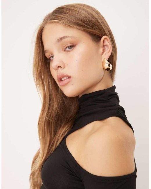 Top Con Cuello Alto Recortado Y Drapeado De ASOS de color Black