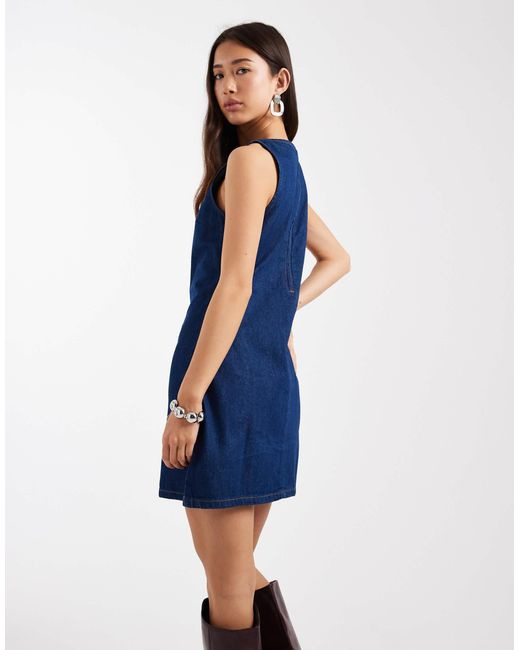 Robe courte en jean à col montant en v - délavage brut ASOS en coloris Blue