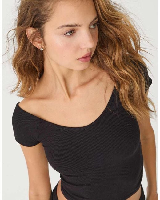 T-Shirt Nera A Coste Con Scollo A V di Stradivarius in Black