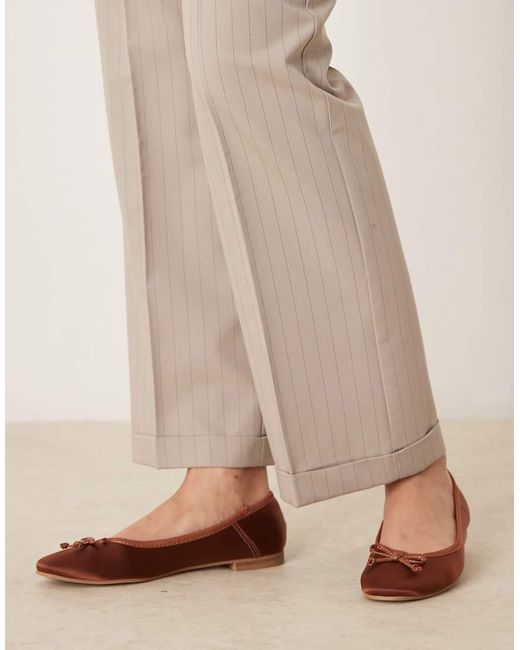 Pantaloni Slim Dritti Sartoriali Color Visone A Righe Con Cintura di ASOS in Natural