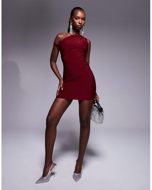 Exclusivité - - robe courte et moulante à épaule torsadée - bordeaux Kaiia en coloris Purple