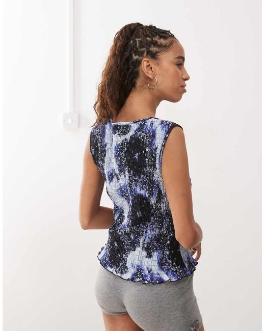 Monki Gesmokte Mouwloze Tanktop Met Ruches Aan De Rand En Print in het Blue
