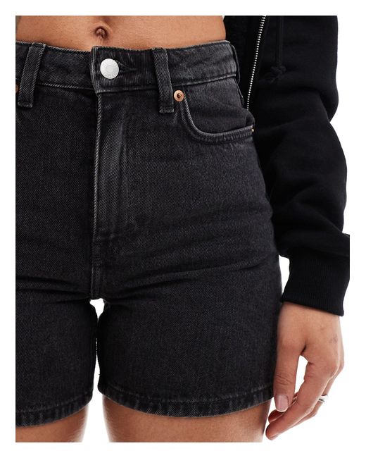 Weekday Black – eya – jeansshorts mit hohem bund und waschung