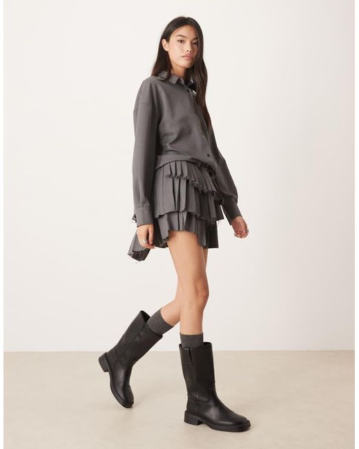 Vestido Camisero Corto Gris Con Raya Diplomática, Falda Plisada Y Cintura Baja De ASOS de color Natural