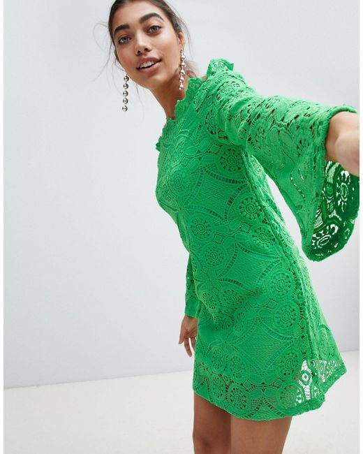 PRETTYLITTLETHING Green – Kleid mit Carmen-Ausschnitt und Glockenärmeln aus Spitze
