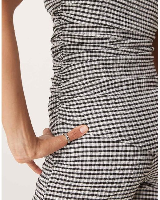Camiseta Asimétrica A Cuadros Vichy Con Lateral Fruncido De ASOS de color Gray
