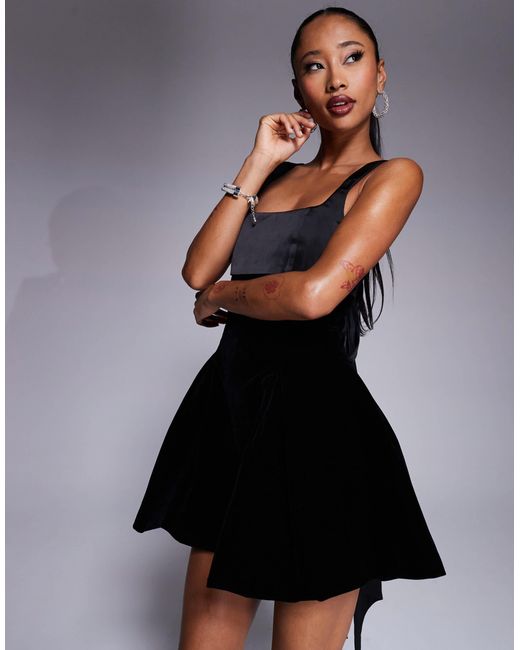 Murci Black – exklusives minikleid aus em satin mit kontrastierendem eckigem samtausschnitt, schwingendem rockteil und rückenschleife