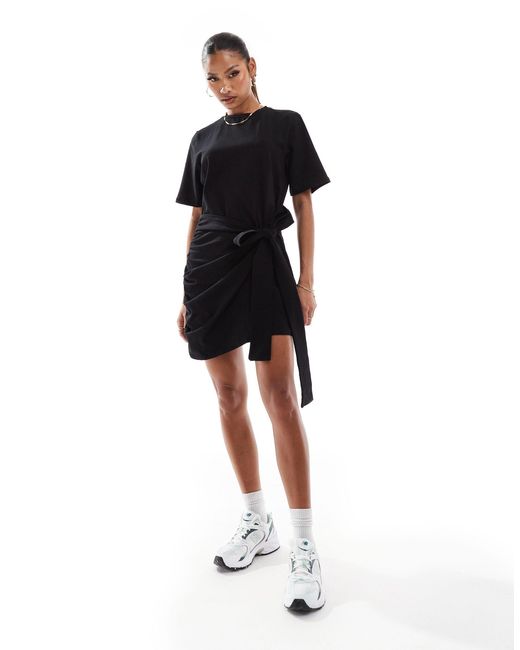 In The Style Black – exklusives, kurzes t-shirt-wickelkleid
