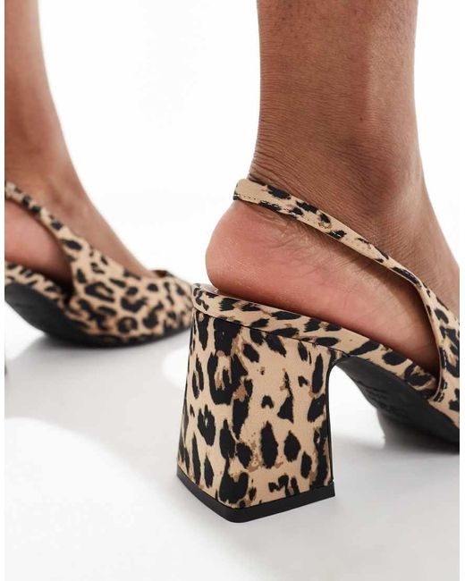 Zapatos Destalonados De Tacón En Bloque Con Estampado De Leopardo De Satén De -Neutro New Look de color Brown