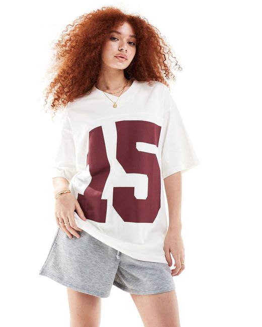 T-shirt oversize style football à col en v et motif n°15 - crème ASOS en coloris Red