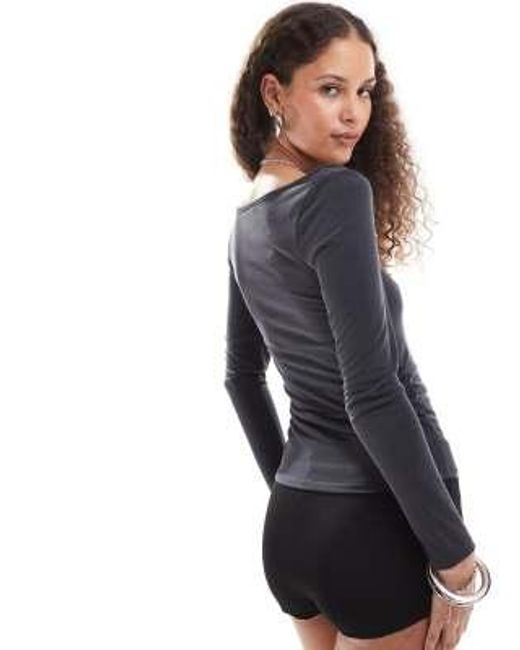 Top manches longues en jersey à col en v froncé Monki en coloris Black