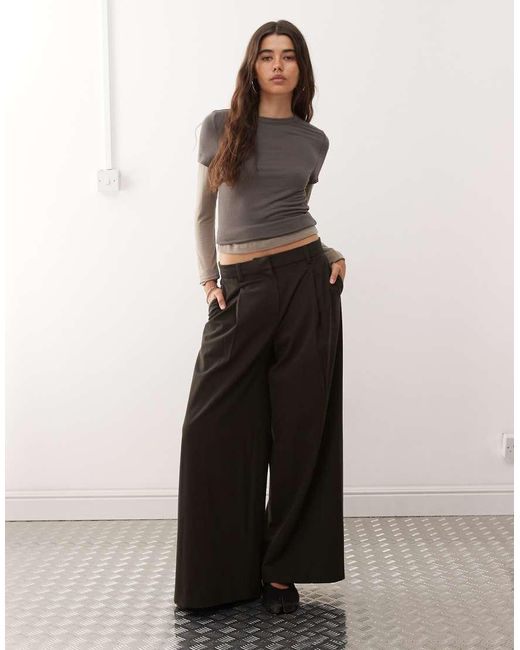 White Solid Wide Leg Pleated Trouser