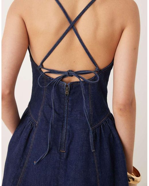 Vestido Vaquero Corto Con Lavado Azul Añil, Cintura Baja Y Tirantes Cruzados En La Espalda De Abercrombie & Fitch de color Blue