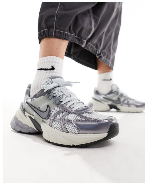 V2k run - sneakers unisex platino e argento di Nike in White