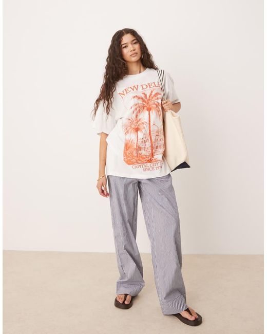 Camiseta Extragrande Con Estampado Gráfico "New Delhi" Y Abalorios De -Blanco ASOS de color Natural