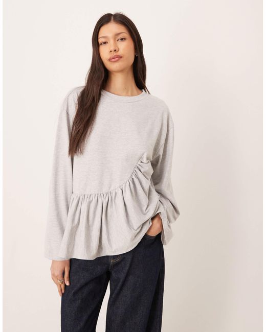 T-shirt coupe carrée avec manches longues et ourlet à basque asymétrique - chiné ASOS en coloris Natural