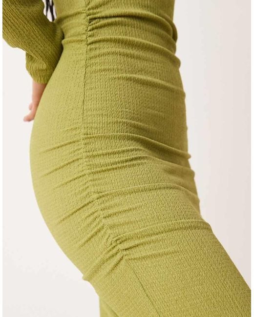 Vestito Midi Oliva A Maniche Lunghe Testurizzato Arricciato Con Scollo A Barchetta di ASOS in Green