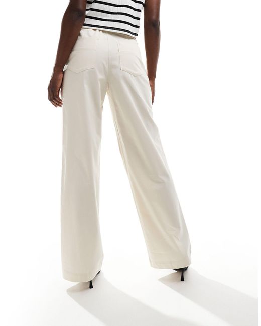 Pantaloni sartoriali beige con cintura di Mango in White