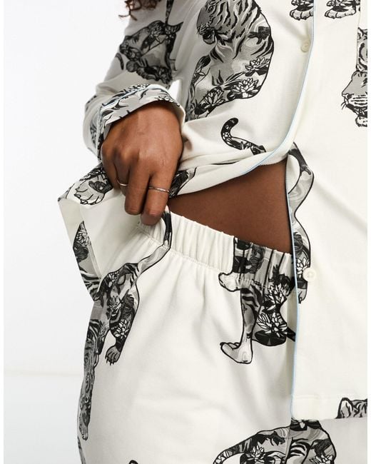 Exclusive - pyjama à manches longues avec pantalon en coton à imprimé tigre lotus - crème Chelsea Peers en coloris Gray
