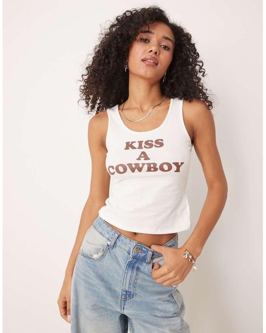 Canotta Con Grafica "Kiss A Cowboy" di ASOS in White