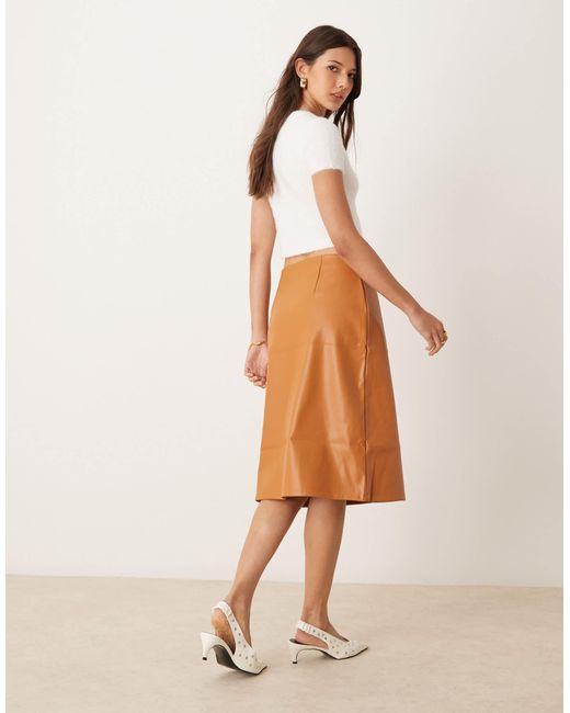 Jupe mi-longue fendue à l'avant en similicuir - fauve ASOS en coloris Orange