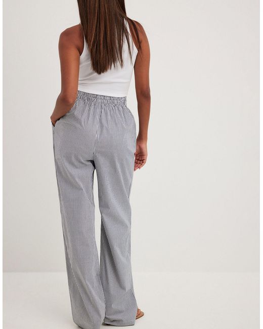 Pantalon à rayures avec cordon NA-KD en coloris Gray
