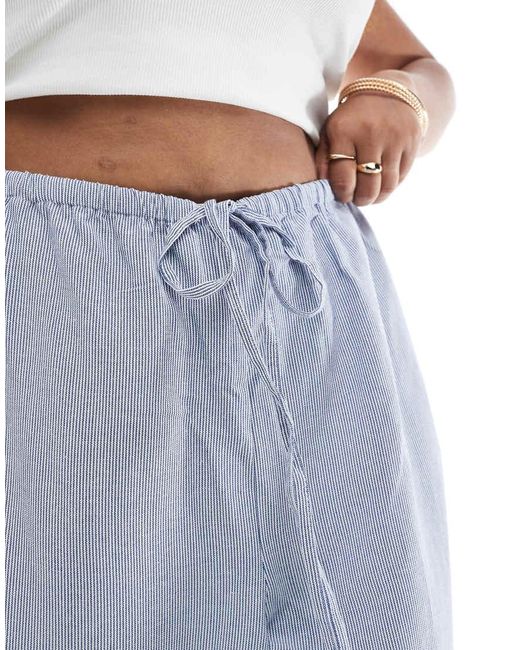 Pantalones Azul Claro A Rayas De Pernera Ancha Con Lazada En El Lateral De ONLY de color Blue