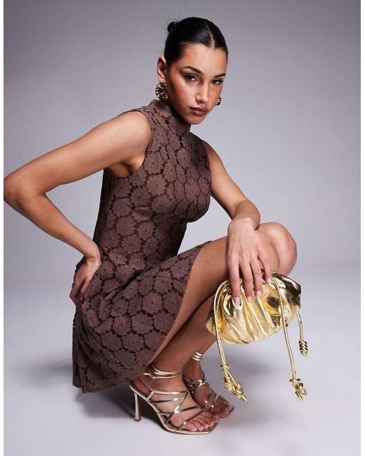 Vestido Corto Marrón Con Cuello Alto Y Diseño Plisado De Encaje De ASOS de color Brown