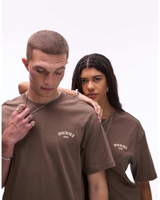Camiseta Con Estampado Gráfico En La Espalda De Pizza Exclusiva En Asos De Dickies de color Brown