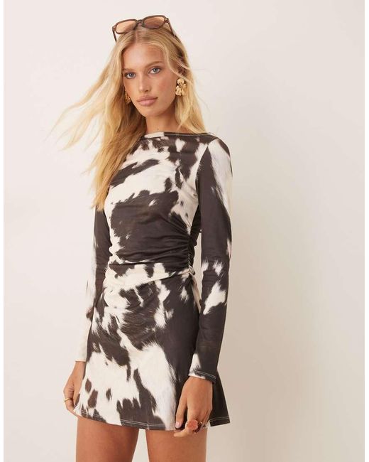 Vestito Corto A Maniche Lunghe Con Corpino Aderente E Gonna Svasata Con Stampa Pezzata di ASOS in Natural