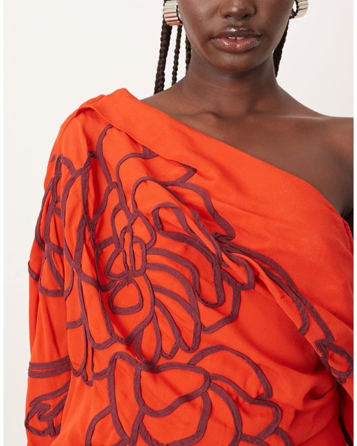 Robe mi-longue effet drapé avec épaules larges et fleurs détourées brodées ARRANGE en coloris Red