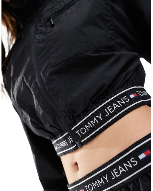 Giacca a vento corta nera con nastro di Tommy Hilfiger in Black